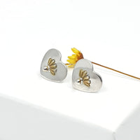 Love me Love me not, daisy heart stud earrings